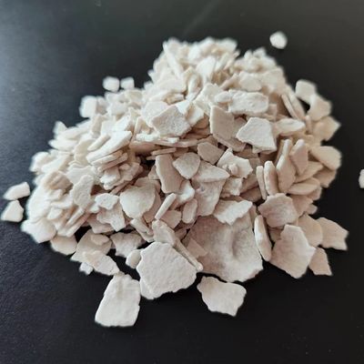 Offwhite χλωρίδιο χημικό 74% ασβεστίου νιφάδων για το χιόνι που λειώνει και που ξεραίνει